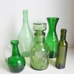 žalsvo stiklo vazos ir buteliai