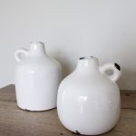 Baltos keramikinės vazelės