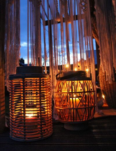 Boho žibintai šviečiantys naktį