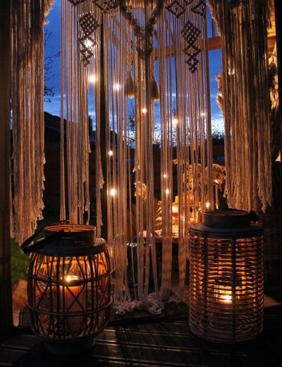 Boho žibintai šviečiantys naktį