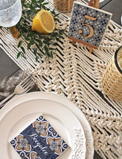 Padekoruotas stalas su keramikiniais padėkliukais ir stalo takeliu