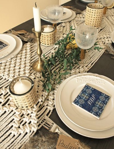 Pintos rustic žvakidės ant pinto stalo takelio