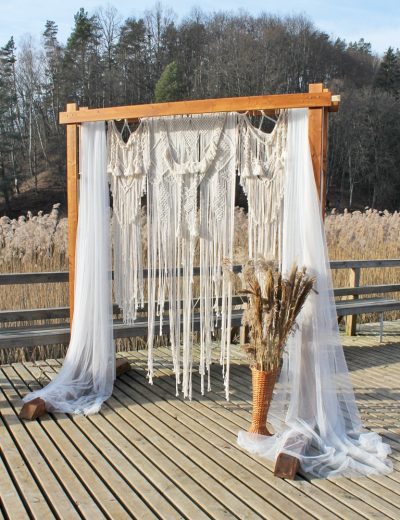 Medinės arkos ir foto sienelės nuoma vestuvėms su macrame ir tiuliu