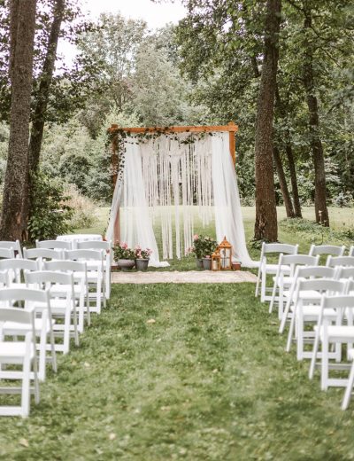 Medinės arkos ir foto sienelės nuoma vestuvėms