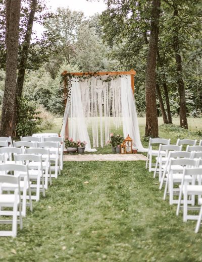 Medinės arkos ir foto sienelės nuoma vestuvėms