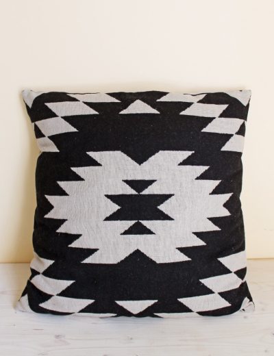 Tamsių boho pagalvelių nuoma