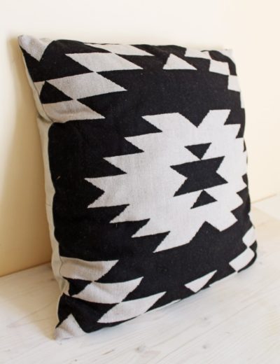 Tamsių boho pagalvelių nuoma