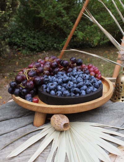 medinis-padeklas-tortine-su-kojelem