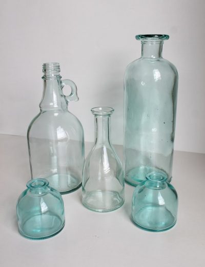 melsvo stiklo vazos ir buteliai