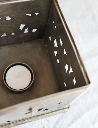 Metalinės dėžutės - žvakidės viduje yra vieta arbatinei žvakutei