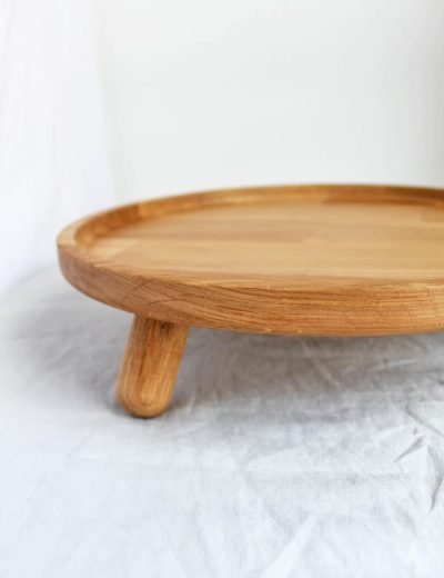 Medinis padėklas ant kojelių ir tortinė fone