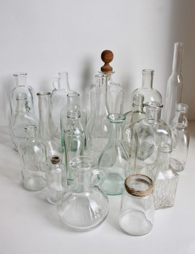 stiklinės vazos ir buteliukai