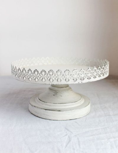 Balta metalinė tortinė saldžiam stalui