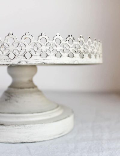 Balta metalinė tortinė saldžiam stalui