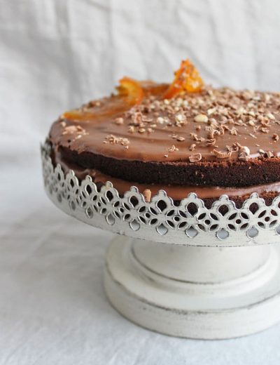 Balta metalinė tortinė saldžiam stalui su šokoladiniu pyragu