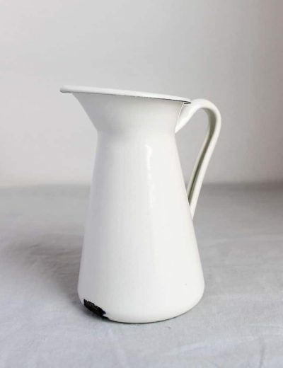 Baltas metalinis ąsotėlis - vaza