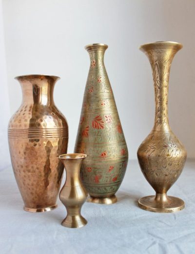 Keturios žalvarinės vazos