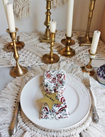 Žalvarinės žvakidės ant padengto stalo