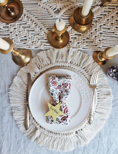 Žalvarinės žvakidės ant padengto stalo